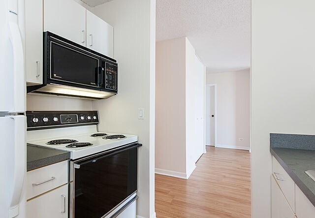 Building Photo - 1212 N La Salle Dr