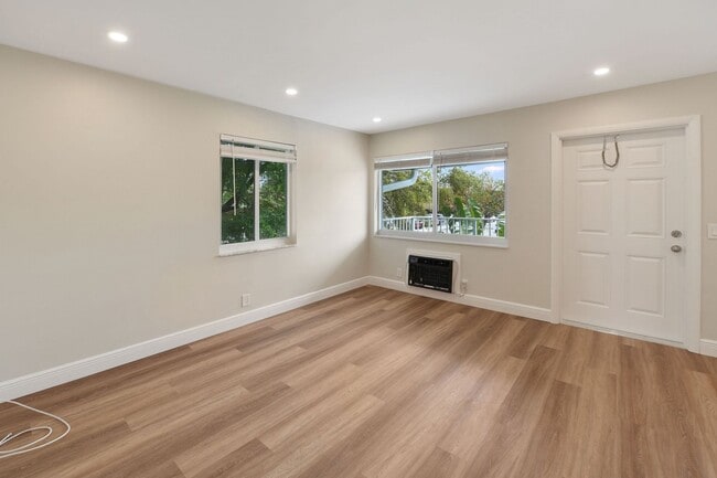 Building Photo - Newly Renovated spacious one bedroom one b...