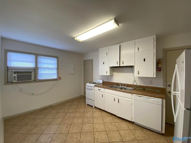 Building Photo - 1512 Oakwood Ave NE