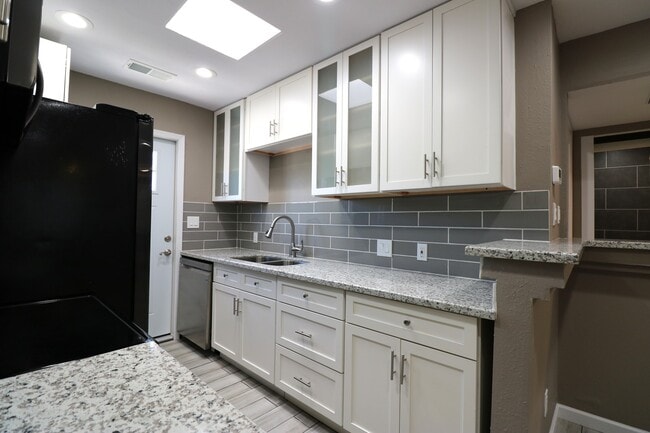 Photo - 101 N Oak St Apartment