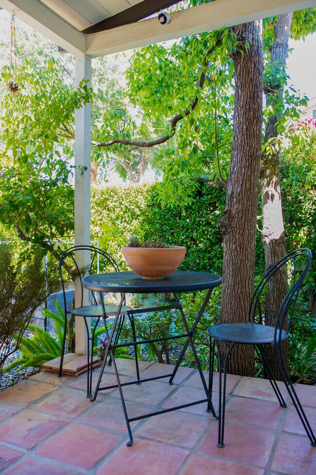 Front Patio - 5542 BUFFALO Ave