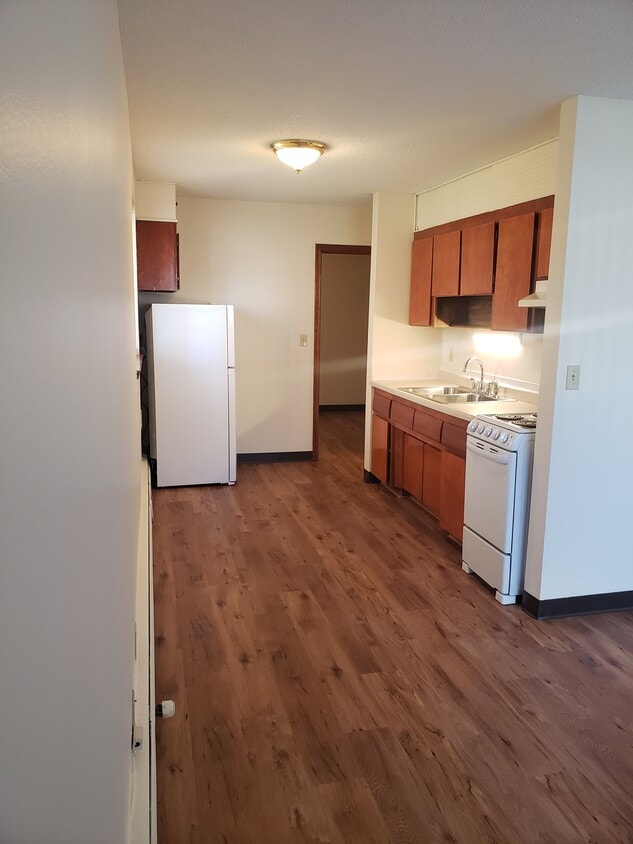 New Plank floors! (Carpeted units also available) - 2400 Larpenteur Ave W