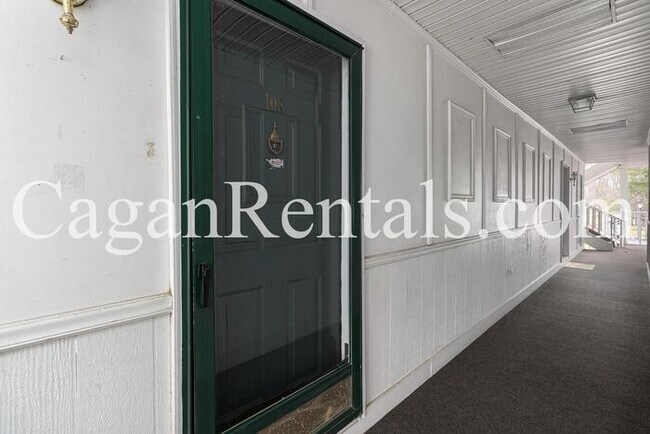 Foto del edificio - 108 Versailles Ct