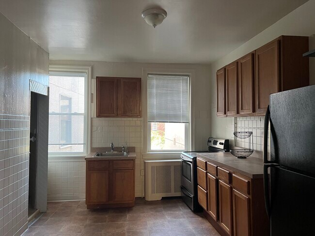 Full kitchen view - 1005 S 3rd St