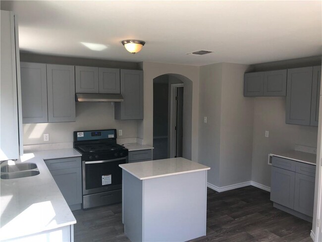 Building Photo - 4004 Reeders Dr