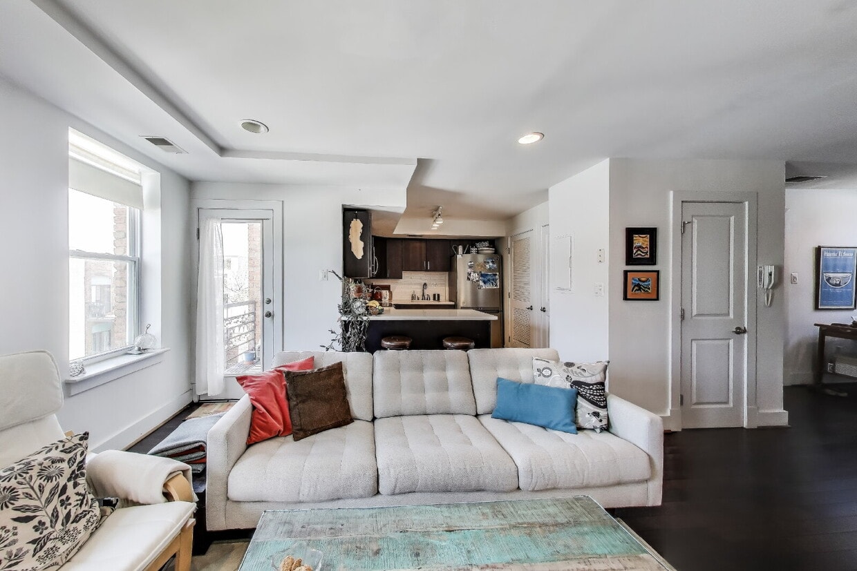 Spacious 2BR with Private Deck & Stunning Views – Available July 1! - Spacious 2BR with Private Deck & Stunning Views – Available July 1!