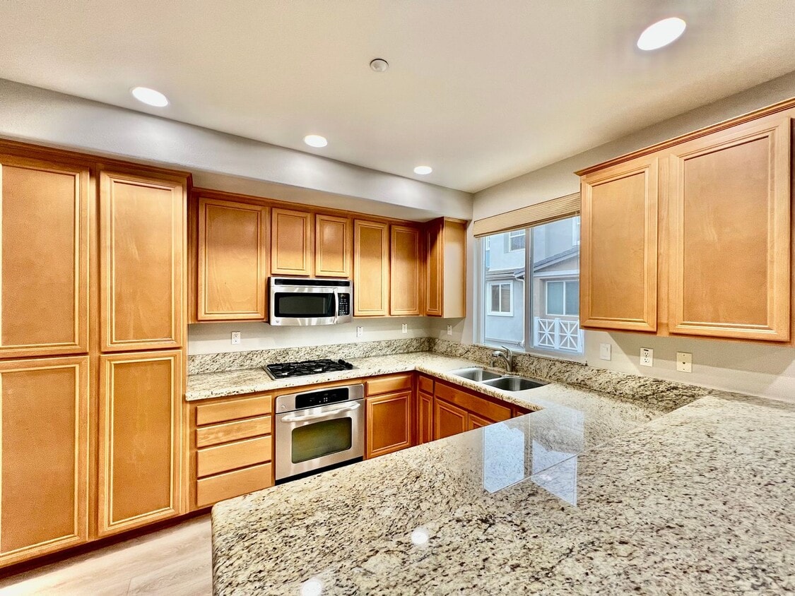 Primary Photo - Beautiful 3B/3.5BA w/ Attached Garage & Wa...
