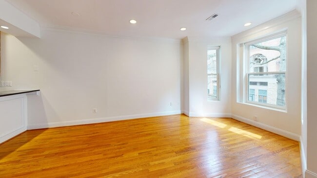 Building Photo - AMAZING Location 2 Bedroom/2 Bathroom W/Of...