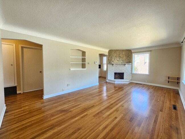 Building Photo - $1,700 - 2 Bed / 1 Bath Charming Rancher H...