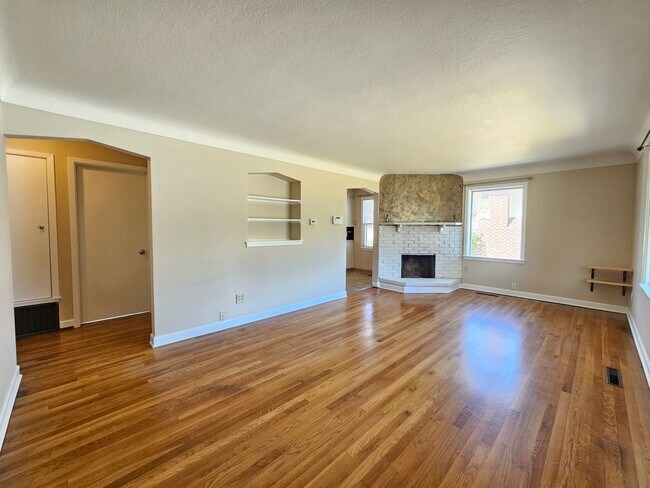 Foto del edificio - $1,700 - 2 Bed / 1 Bath Charming Rancher H...