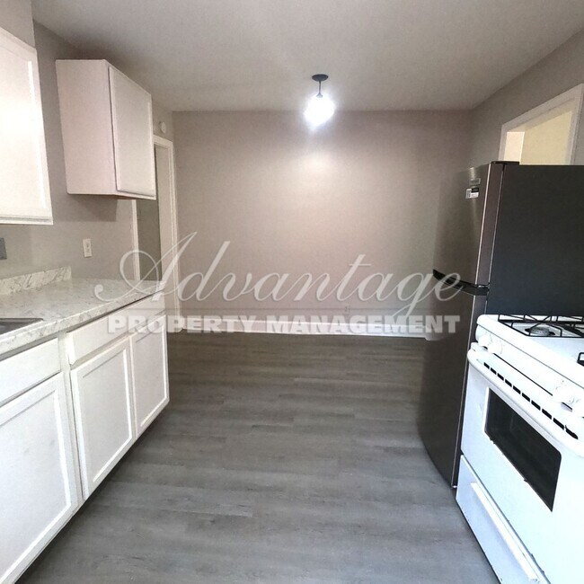 Building Photo - Come see this Newly Renovated 2 Bedroom Ho...