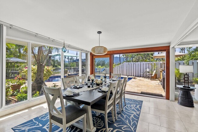 Foto del edificio - Luxurious 4BR Home, Island Living, Cerulean Pool,Near Kailua Beach & Golf Vistas