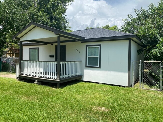 Building Photo - 2016 Magnolia Dr