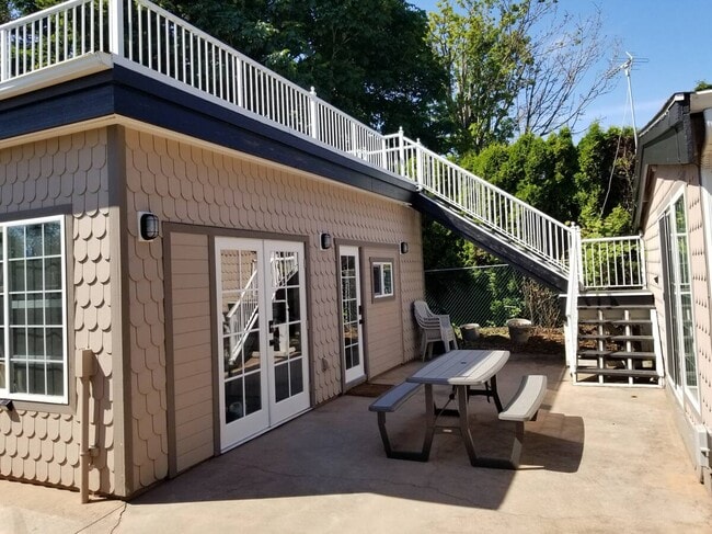 Building Photo - 650 S Beach Rd