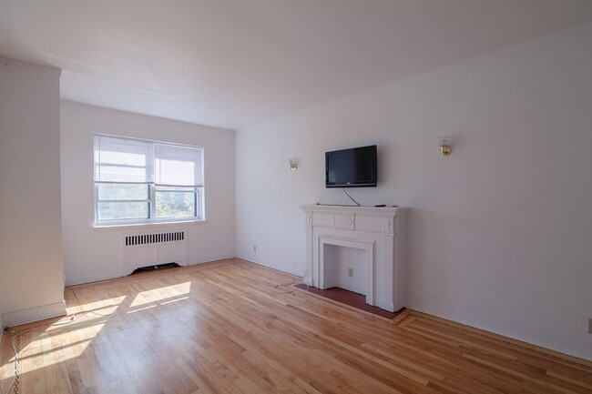 Building Photo - 6211 Av. Lennox