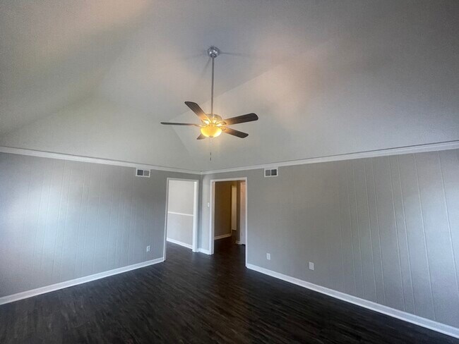Building Photo - Charming 3BR/2BA Bartlett Area Home | Soaring High Ceilings, Brick Fireplace & Fenced Yard