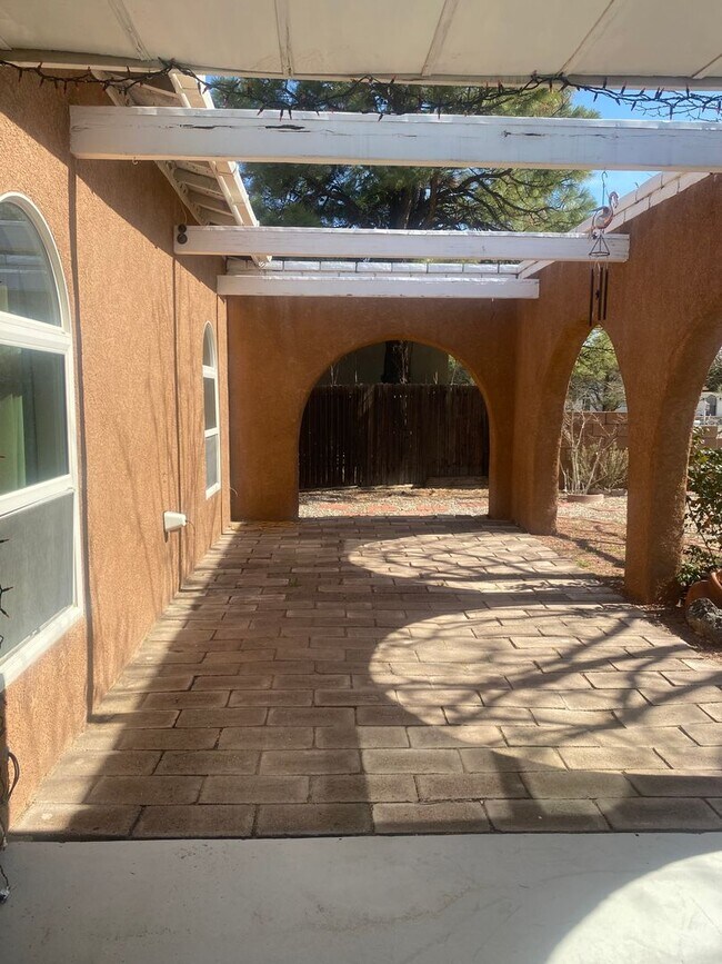 Building Photo - Beautiful 3 Bedroom home with 2 living spaces