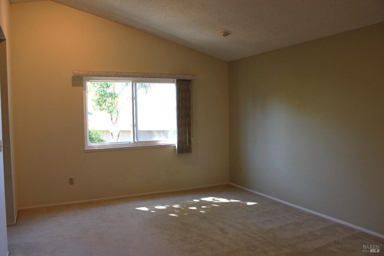 Foto principal - 1832 Village E Dr