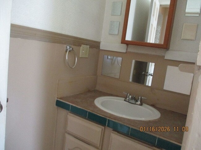 Foto del edificio - 2215 Simpson Ave