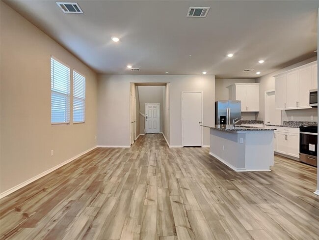 Building Photo - 5124 Saddle Clb Dr