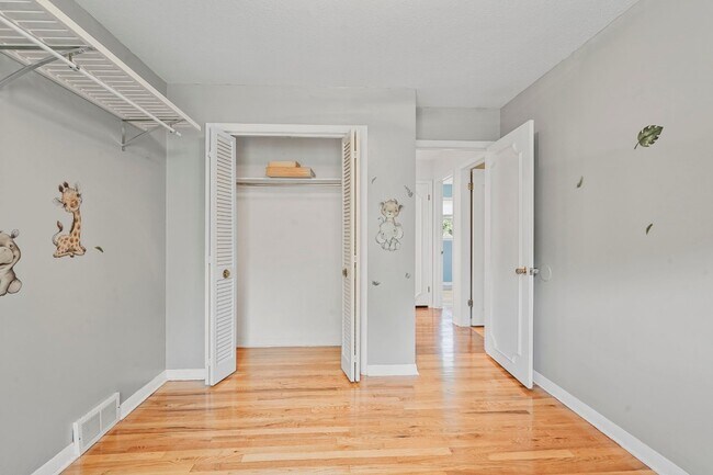 Foto del edificio - 300 Murray Hill Rd