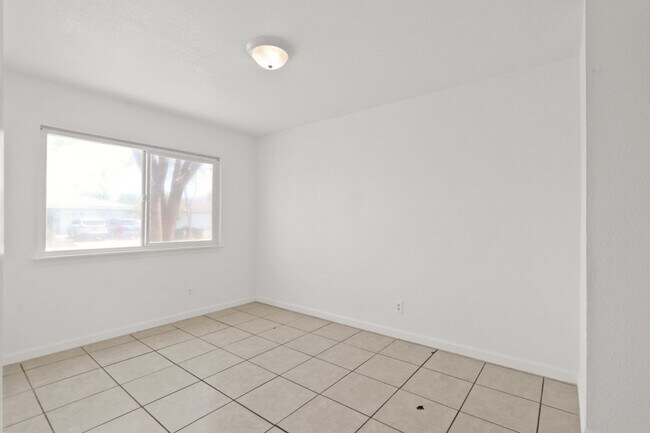 Foto del edificio - 3BR/2BA Single-Story with Huge Yard & 2-Car Garage – $2400/mo (No Carpet!)