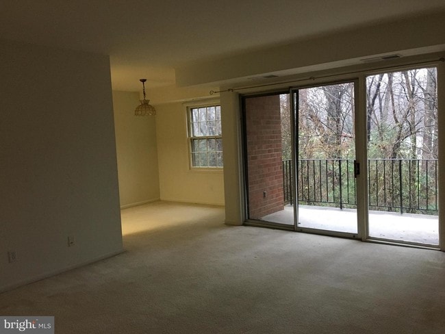Building Photo - 3790 Lyndhurst Dr