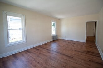 Building Photo - 207 Maple St