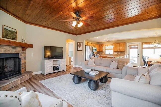 Building Photo - 808 Sand St