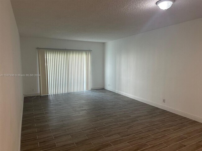 Foto del edificio - 100 Edgewater Dr