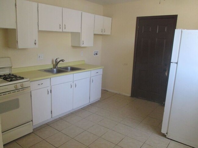 Building Photo - Central!! CORNER UNIT!! 2 Bed / 1 Bath wit...