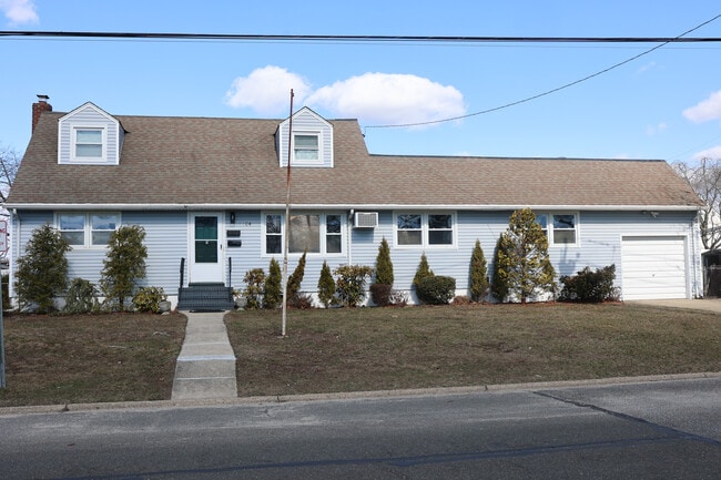 Building Photo - 104 E Gates Ave