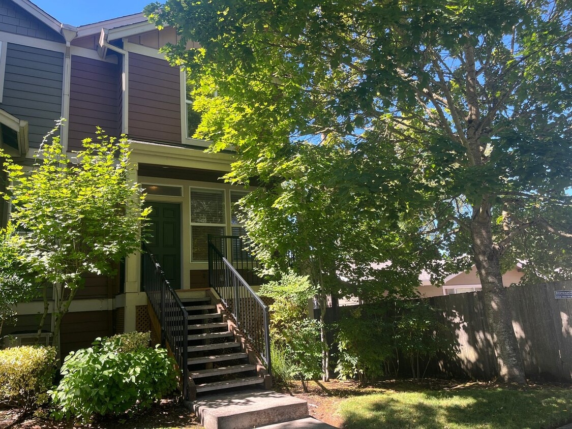 Primary Photo - Convenient townhome in small community - f...