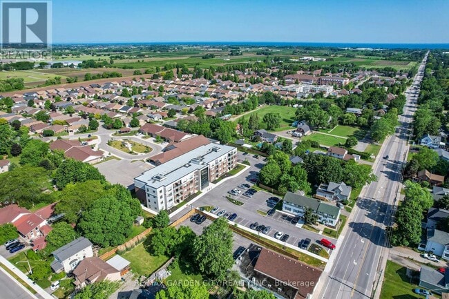 Photo du bâtiment - 3998 Victoria Ave