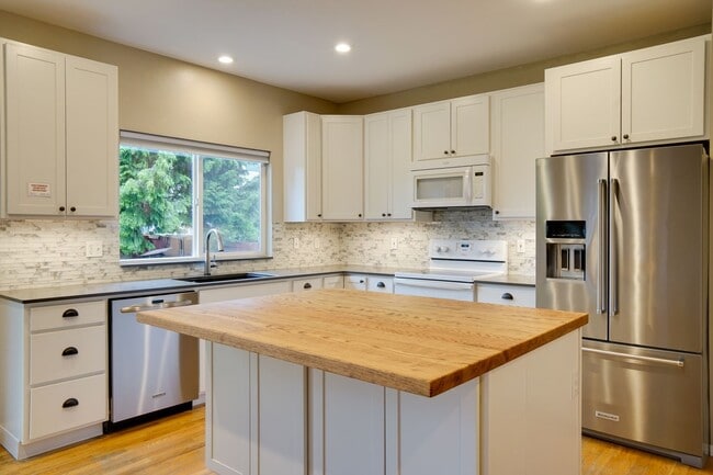 Building Photo - Lakeland Hills 2 Story