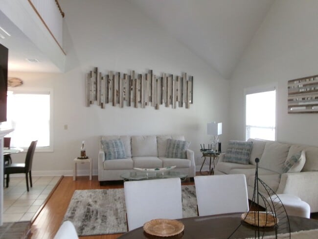 Building Photo - 3 bedroom raised beach home on Ocean Boule...