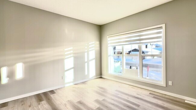 Photo du bâtiment - 482 Edgemont Dr NW