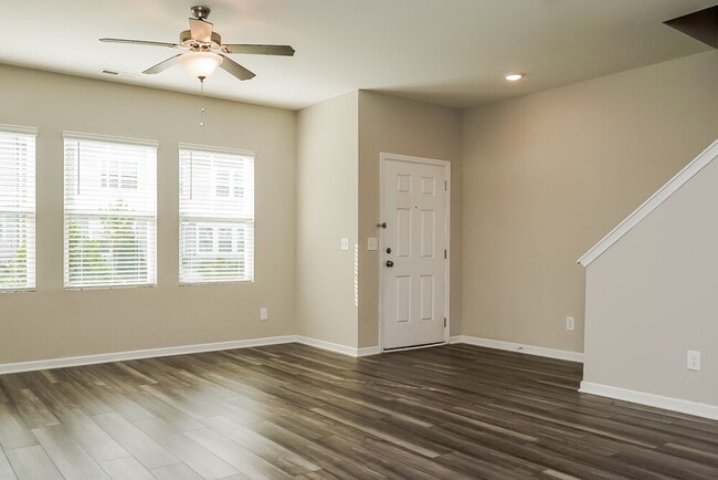 Building Photo - 544 Landing View Dr
