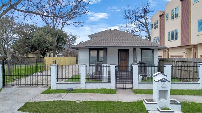 Foto del edificio - 1326 Hussion St