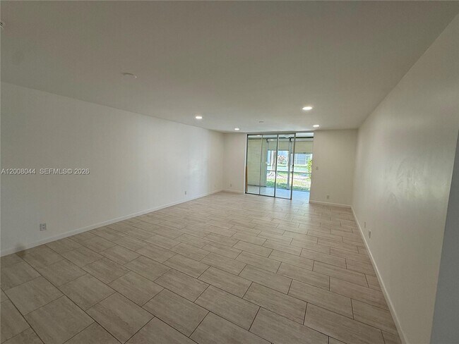 Building Photo - 609 NE 14th Ave