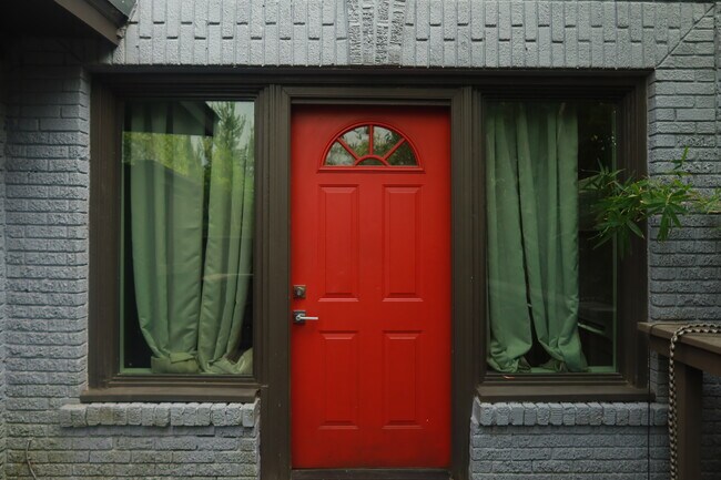 Foto del edificio - 301 W Clay St