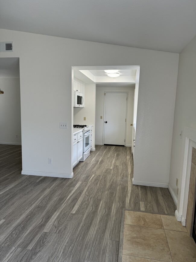 cocina desde la sala de estar - 4184 Breezy Glen Dr
