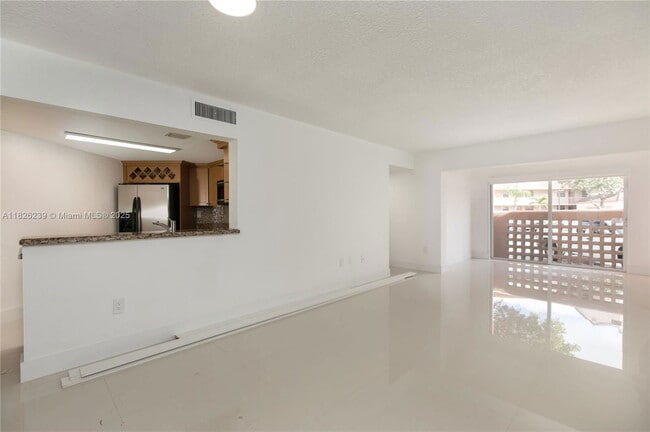 Foto del edificio - 10241 NW 9th St Cir