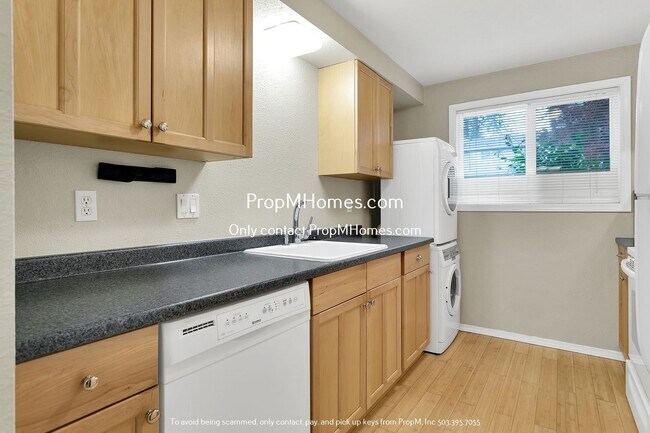 Building Photo - Charming 2-Bedroom Haven in the Heart of Sunset - A Blend of Serenity and Convenience!