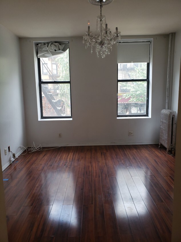 Living room - 947 Amsterdam Ave