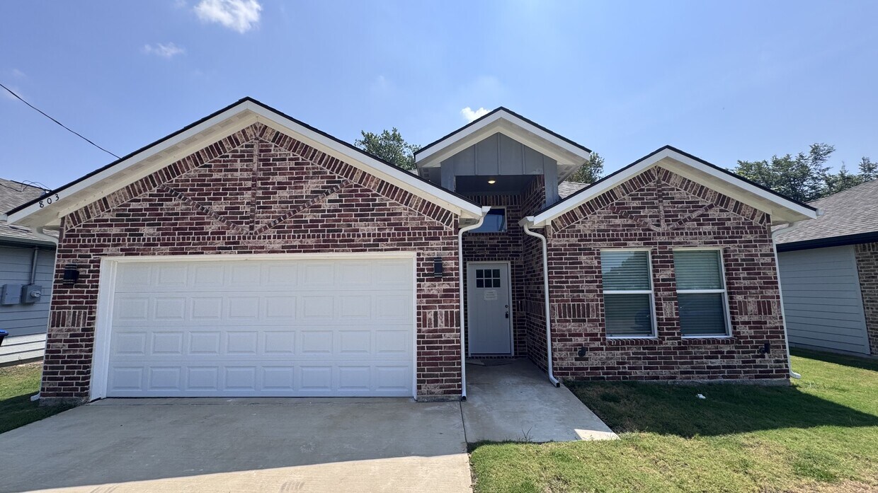 Foto principal - 803 Sayle St