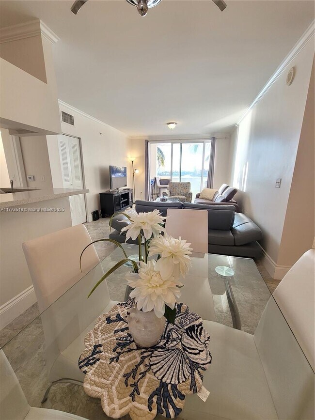 Foto del edificio - 17100 N Bay Rd