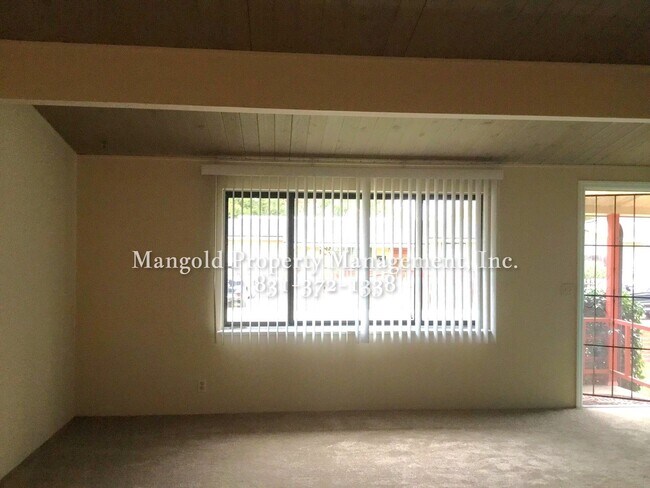 Foto del edificio - Charming 3-Bed, 1.5-Bath Home with Back Ya...