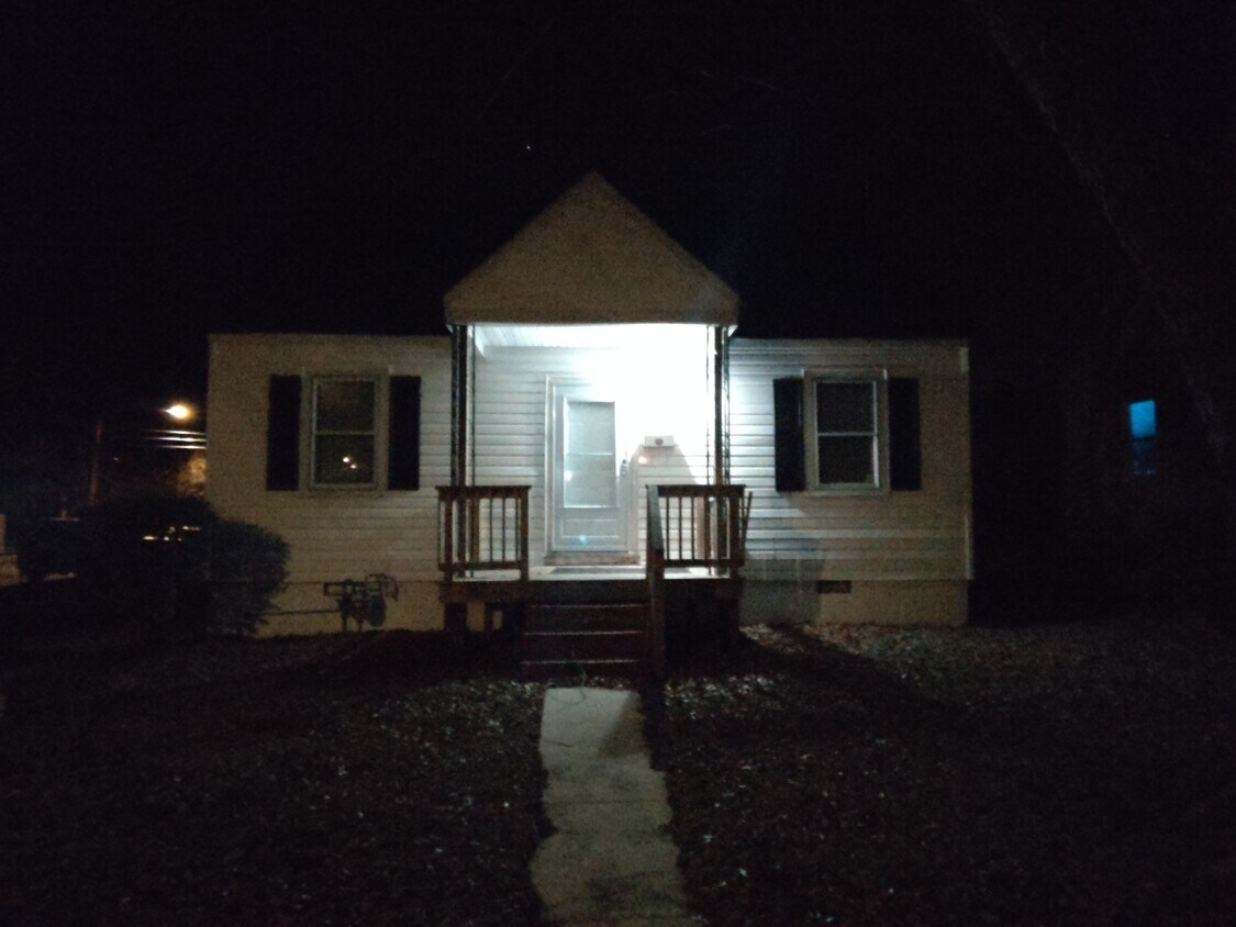 Primary Photo - 1700 Edwards Ave