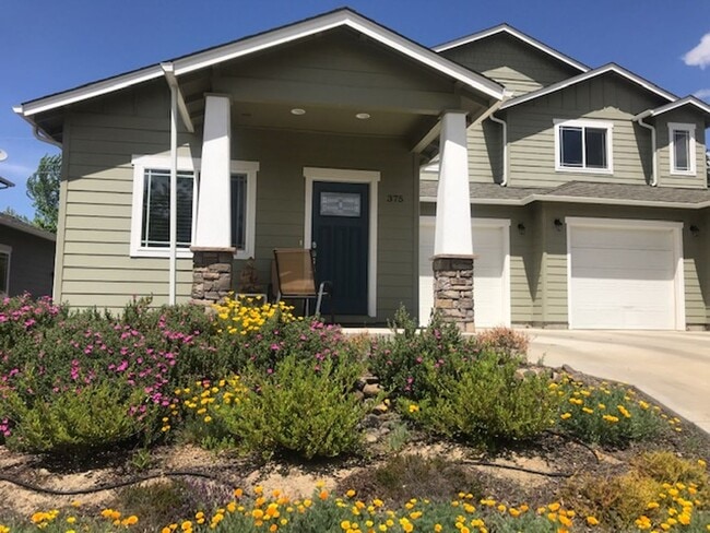 Foto del edificio - Three bed, two bath Ashland home for rent | Available June